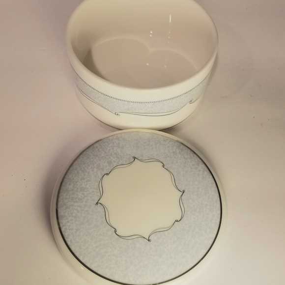 Wedgwood Venice round trinket box fine White Blue bone china 4" across Keepsake - Picture 2 of 12